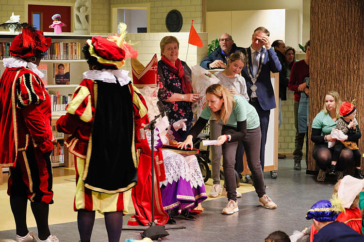 Aankomst van de Sint en zijn Zwarte Pieten in Waarder_075